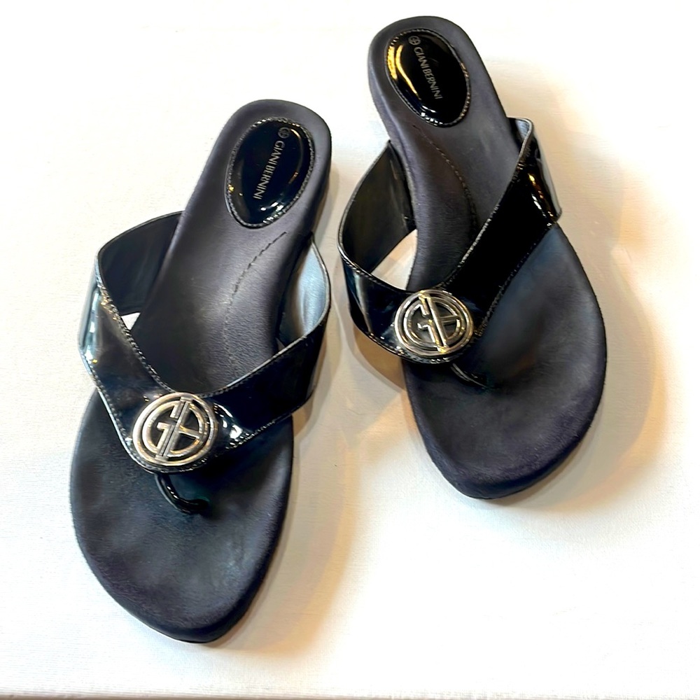Giani Bernini flip flops